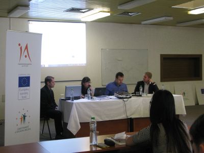 stôl s prezentujúcimi - odborný infoseminár 
